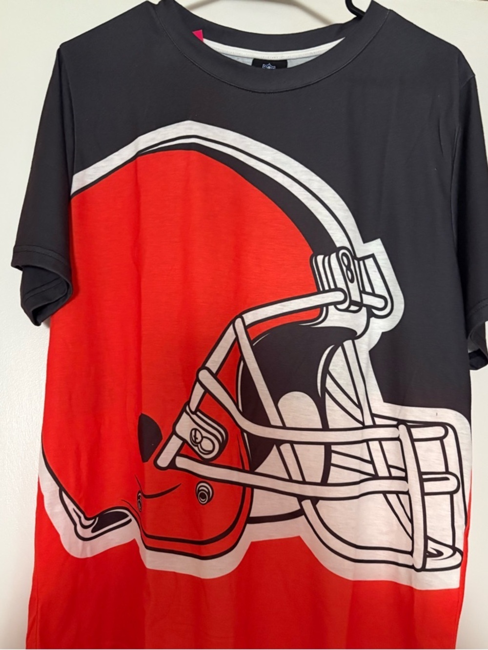 NWT-Medium Cleveland Browns
Men's Brown & Orange Football Graphic Tee - Picture 8 of 9